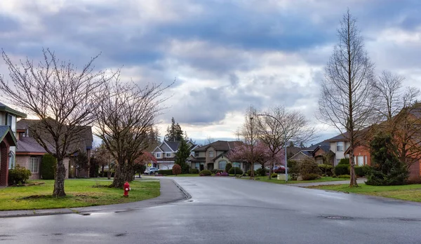 Хэйтс, Суррей, Большой Ванкувер, Британская Колумбия, Канада. Вид на улицу в жилом районе — стоковое фото
