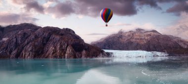 Sıcak Hava Balonu Pasifik Okyanusu ve Rocky Dağları üzerinde uçuyor..