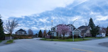Fraser Heights, Surrey, Büyük Vancouver, BC, Kanada. Mahallede sokak manzarası