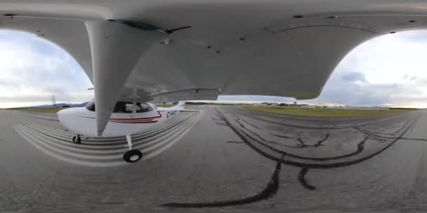 Небольшой одномоторный самолёт взлетает из аэропорта Питт-Медоуз. 360 руб. — стоковое видео