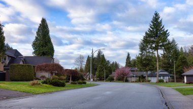 Fraser Heights, Surrey, Vancouver, BC, Kanada. Mahallede sokak manzarası