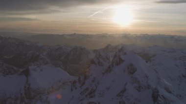 Kanada Rocky Dağı 'nın hava manzarası. Bulutlu Günbatımı Gökyüzü.
