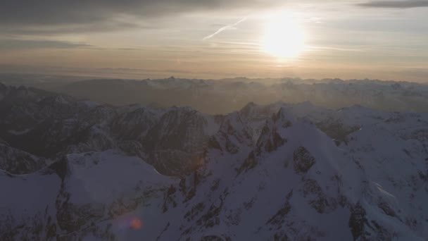 Luftaufnahme der kanadischen Rocky Mountain Landschaft. Bewölkter Himmel bei Sonnenuntergang. — Stockvideo