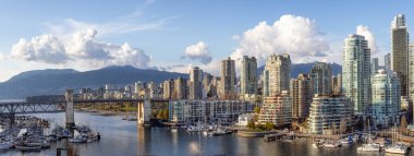 False Creek 'te modern şehir silueti olan Granville Adası
