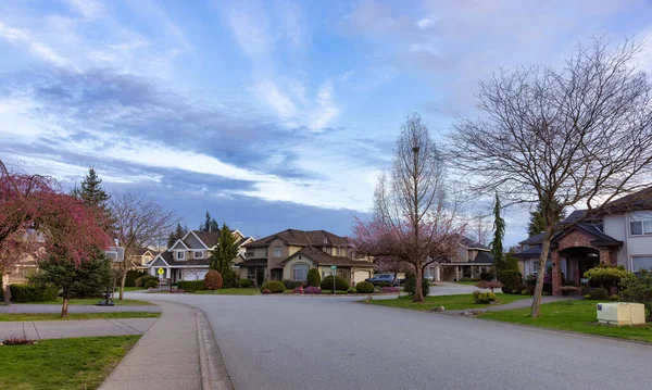 Fraser Heights, Surrey, Greater Vancouver, BC, Canadá. Vista de rua no Bairro Residencial — Fotografia de Stock