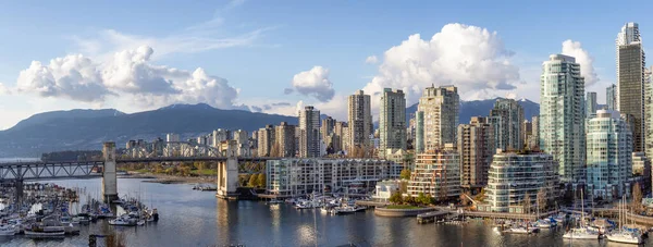 Granville Island i False Creek med modern stadssiluett — Stockfoto