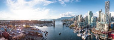 False Creek 'teki Granville Adası' nın modern şehir silueti ile panoramik hava görüntüsü