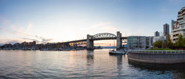 夕阳西下现代城市码头的假溪、伯拉德桥、船坞全景. — 图库照片