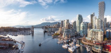 Modern şehir silueti ile False Creek 'teki Granville Adası manzarası