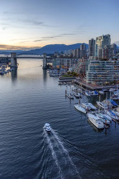 Widok z lotu ptaka na False Creek z nowoczesnym panoramą miasta i górami w tle — Zdjęcie stockowe