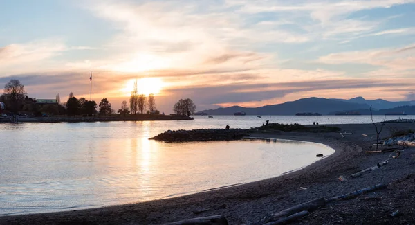 Pasifik Okyanusu 'nun batı kıyısındaki Sunset Beach' in panoramik manzarası.