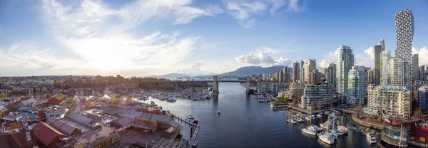 Panoramic Aerial View of Granville Island in False Creek with modern city skyline — Foto de Stock