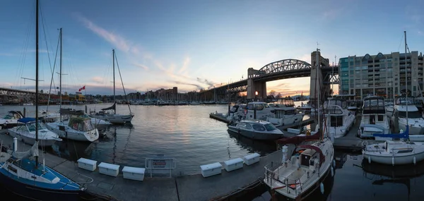 Vista panorámica de False Creek, Puente Burrard, Barcos en Marina en una ciudad moderna al atardecer —  Fotos de Stock