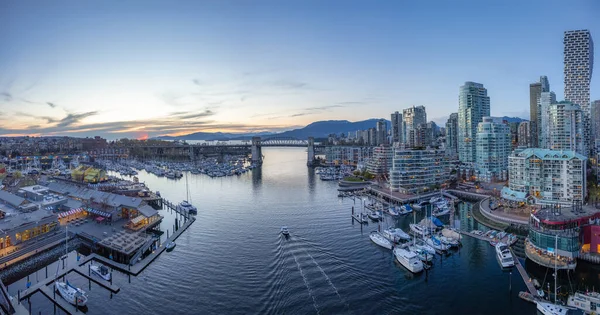 False Creek 'in panoramik hava manzarası modern şehrin silueti ve arka planında dağlar