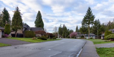 Fraser Heights, Surrey, Vancouver, BC, Kanada. Mahallede sokak manzarası