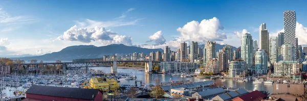 Vista aerea panoramica dell'isola di Granville a False Creek con skyline moderno della città — Foto Stock