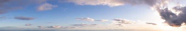 Vista panorámica de Cloudscape durante un colorido atardecer o amanecer —  Fotos de Stock