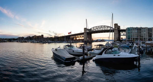 Vista panorâmica de False Creek, Burrard Bridge, Barcos em Marina em uma cidade moderna durante o pôr do sol — Fotografia de Stock