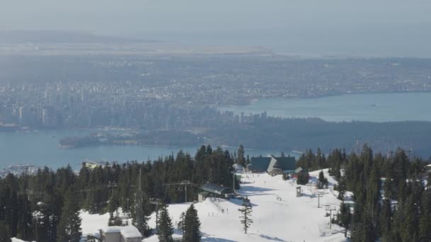 Άποψη του Top of Grouse Mountain Ski Resort με την πόλη στο παρασκήνιο. — Αρχείο Βίντεο