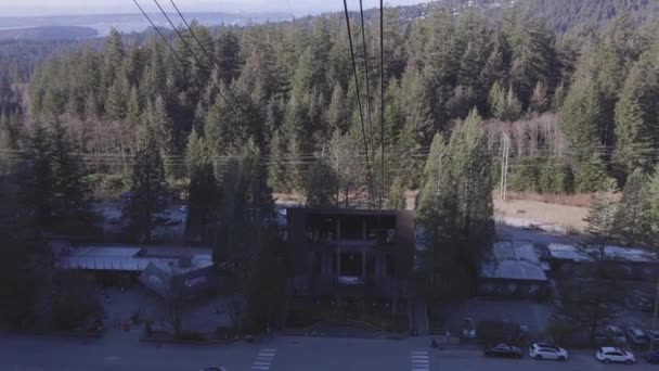 Grouse Mountain Gondola Station during sunny spring day. — Vídeo de stock
