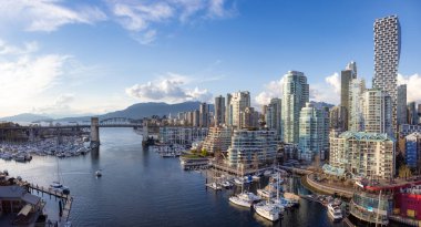 False Creek 'teki Granville Adası' nın modern şehir silueti ile panoramik hava görüntüsü