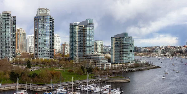 Widok z lotu ptaka na Vancouver Downtown City w False Creek, Kolumbia Brytyjska, Kanada — Zdjęcie stockowe