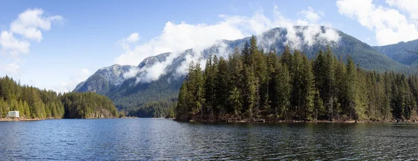 Panoramic View of Canadian Nature Landscape. Green Trees, Mountains, and Water — Fotografia de Stock