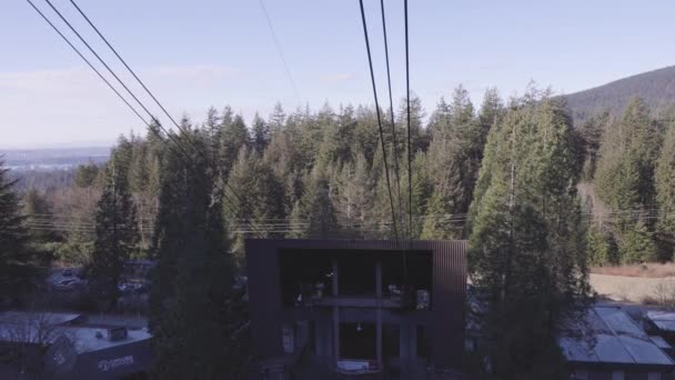 Nádraží Grouse Mountain Gondola během slunečného jarního dne. — Stock video