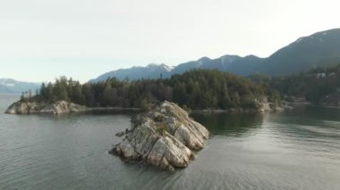 Pasifik Okyanusu 'ndaki Rocky Adası' nın Hava Panoramik Manzarası.