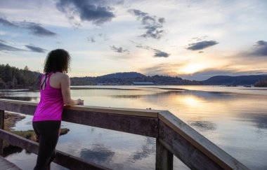 Tahta Yoldaki Kadın Shoreline Trail 'de doğaya bakıyor.