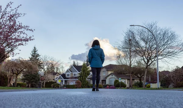 Woman walking on a street in a residential neighborhood of modern city suburbs. — Stock Photo, Image