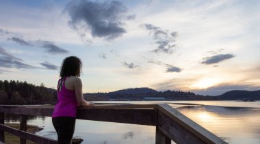 Tahta Yoldaki Kadın Shoreline Trail 'de doğaya bakıyor.