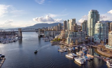 False Creek 'teki Granville Adası' nın modern şehir silueti ile panoramik hava görüntüsü