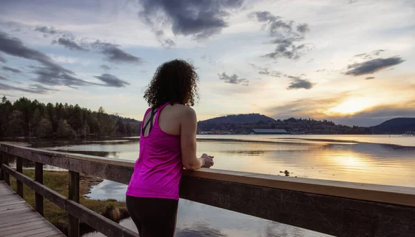 Tahta Yoldaki Kadın Shoreline Trail 'de doğaya bakıyor.