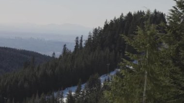 Grouse Dağı 'nın Tepesi Kayak Merkezi manzarası.