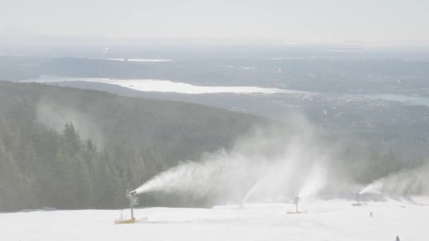 View of Top of Grouse Mountain Ski Resort a város a háttérben. — Stock videók