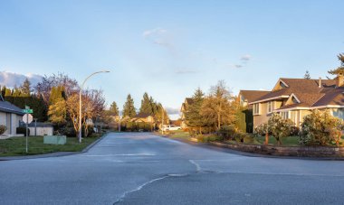 Fraser Heights, Surrey, Büyük Vancouver, BC, Kanada. Renkli bir bahar sezonunda, Mahalle sakinlerinin sokak manzarası. Renkli Günbatımı Gökyüzü.