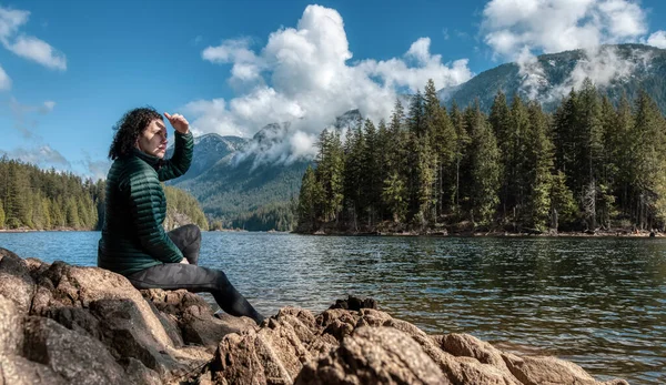 Mujer Blanca Aventurera Las Rocas Junto Agua Paisaje Natural Canadiense —  Fotos de Stock