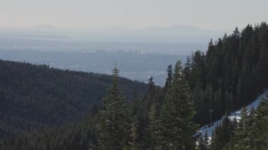 Grouse Dağı 'nın Tepesi Kayak Merkezi manzarası.