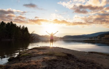 Sahilde Maceracı Kadın.