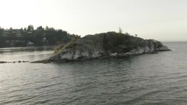 Pasifik Okyanusu 'ndaki Rocky Adası' nın Hava Panoramik Manzarası.