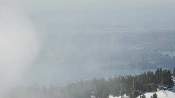 Vue du sommet de la station de ski de montagne Grouse avec la ville en arrière-plan. — Video