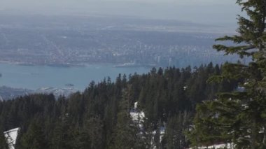 Grouse Dağı 'nın Tepesi Kayak Merkezi manzarası.