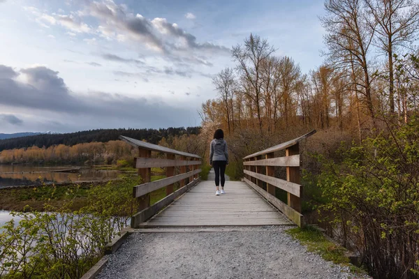 Woman Walking on a Wooden Path with green trees in Shoreline Trail — Fotografia de Stock