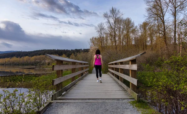 Woman Walking on a Wooden Path with green trees in Shoreline Trail — Fotografia de Stock