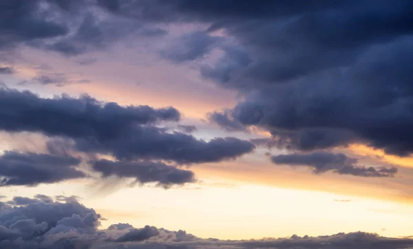 Uitzicht op Cloudscape tijdens een kleurrijke zonsondergang of zonsopgang. — Stockfoto