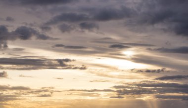 Renkli bir günbatımında ya da gün doğumunda Bulutların manzarası.