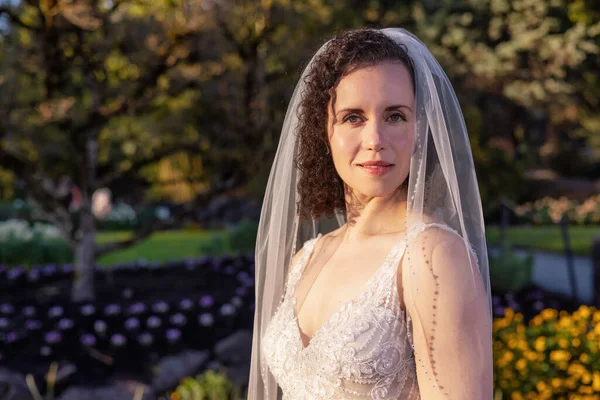 Vit kaukasisk vuxen kvinna i en bröllopsklänning står utanför i naturen — Stockfoto