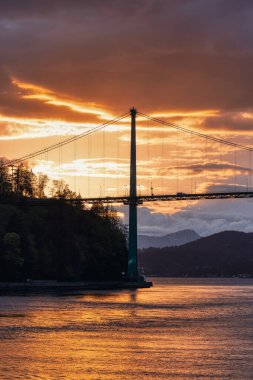 Stanley Park, Lions Gate Köprüsü ve Arkaplanda Dağları Olan Şehir