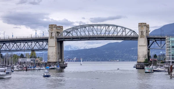 Burrard Bridge a False Creek, centro città sulla costa occidentale dell'Oceano Pacifico. — Foto Stock